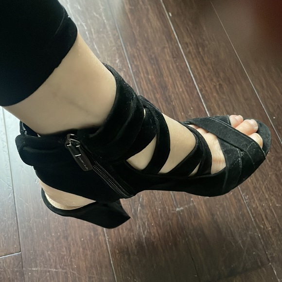 GUC Vince Camuto strappy suede heels 6.5 - Picture 2 of 7